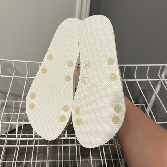 Old Navy White Foam Slippers - Picture 4 of 4
